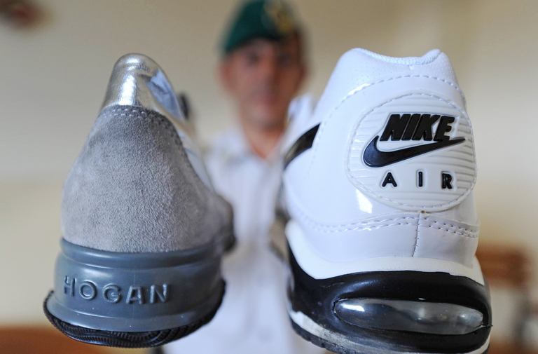 Adidas, Saucony maxi sequestro di scarpe false: il mercato vale 2 milioni  di euro - Open