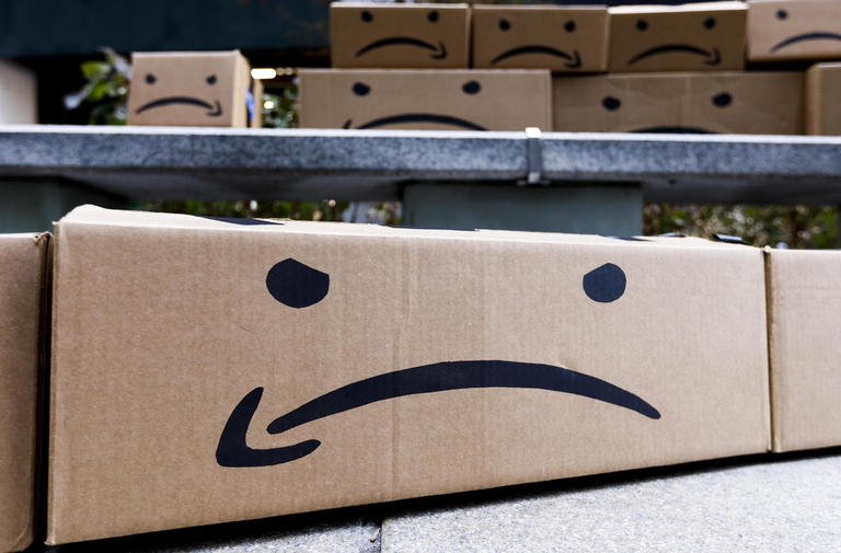 Risultato immagini per amazon distrugge prodotti