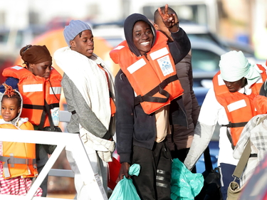 Sea Watch, sbarcati a Malta i 49 migranti. Salvini convoca un vertice foto 1