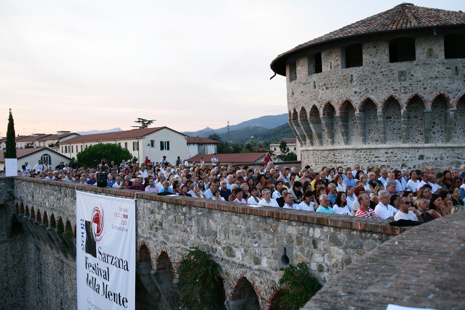 Quartieri a luci rosse tra castelli medioevali, la proposta della Lega per Sarzana foto 1