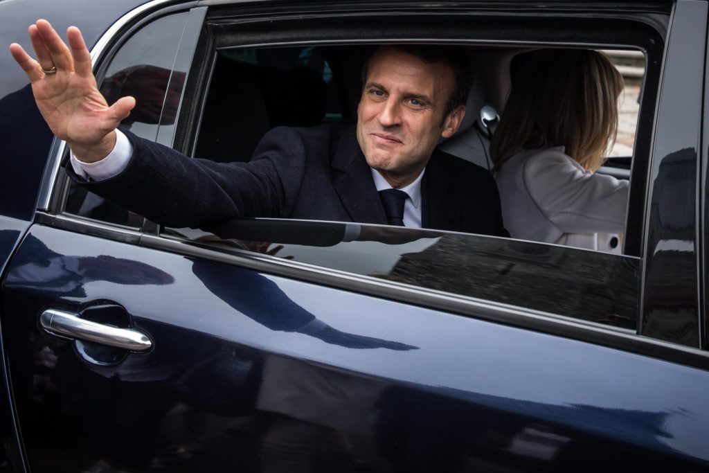Il presidente francese Emmanuel Macron, sinistra, e sua moglie Brigitte Macron lasciano il seggio dopo aver votato a Le Touquet, Francia settentrionale, 26 maggio 2019. Epa/Christophe Petit Tesson
