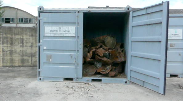 Fusti all'interno di container del ministero dell'Interno dentro all'area delle ex Industrie Olivieri, Ceprano, Frosinone, 17 maggio 2019/Foto Angela Gennaro