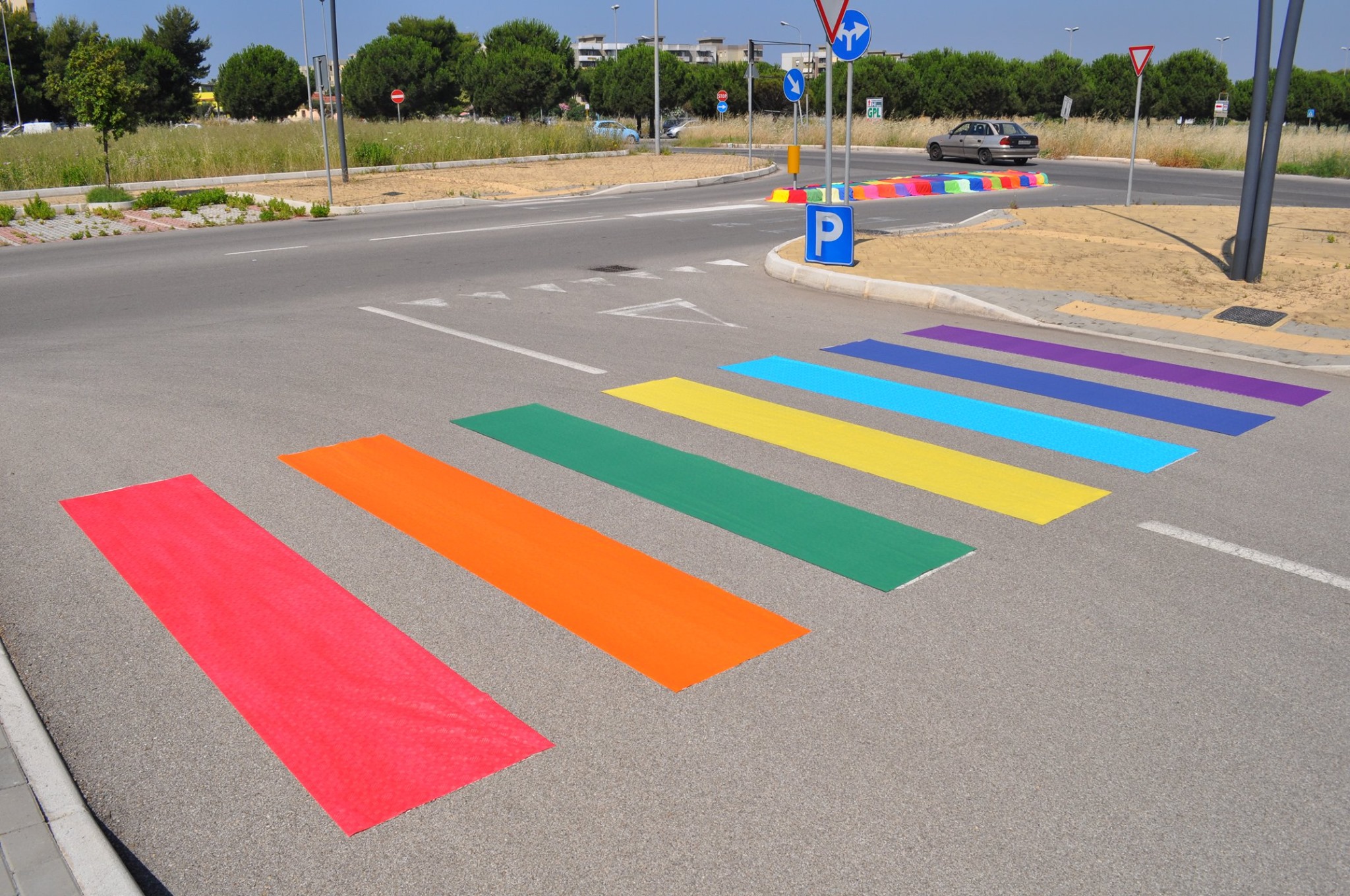 Taranto La Periferia Invasa Da Strisce Pedonali E Spartitraffico Color 