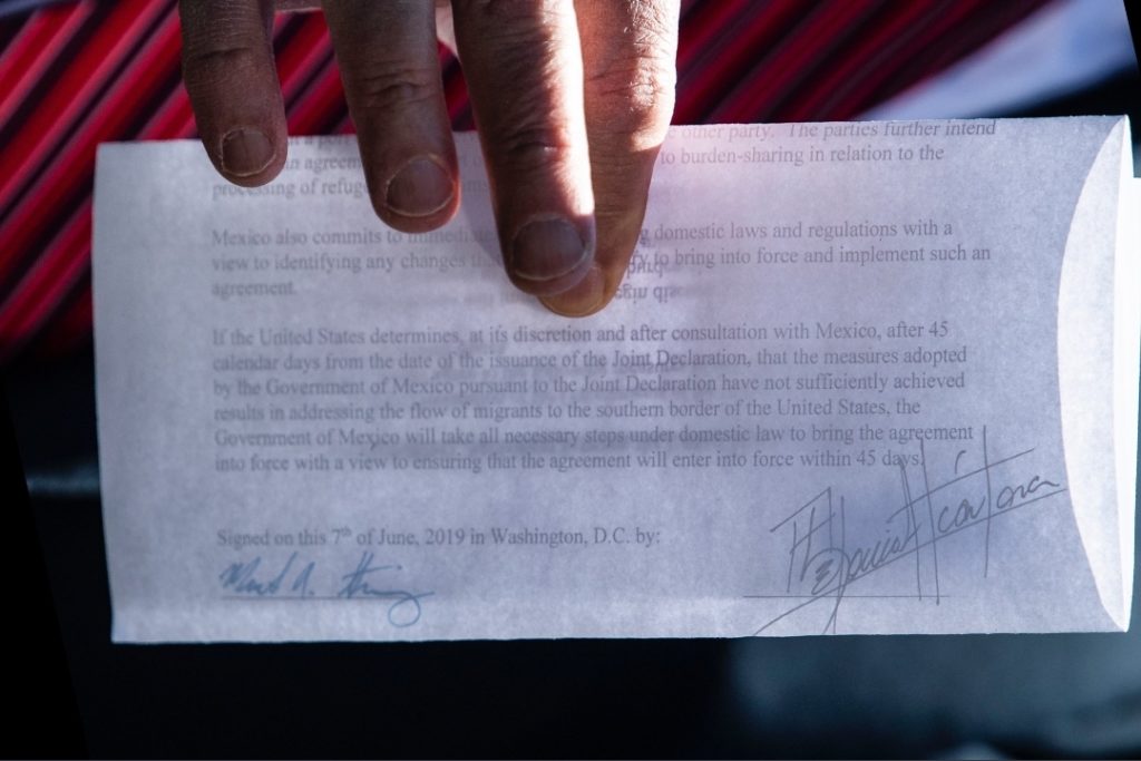 Il documento nelle mani di Trump durante la conferenza stampa