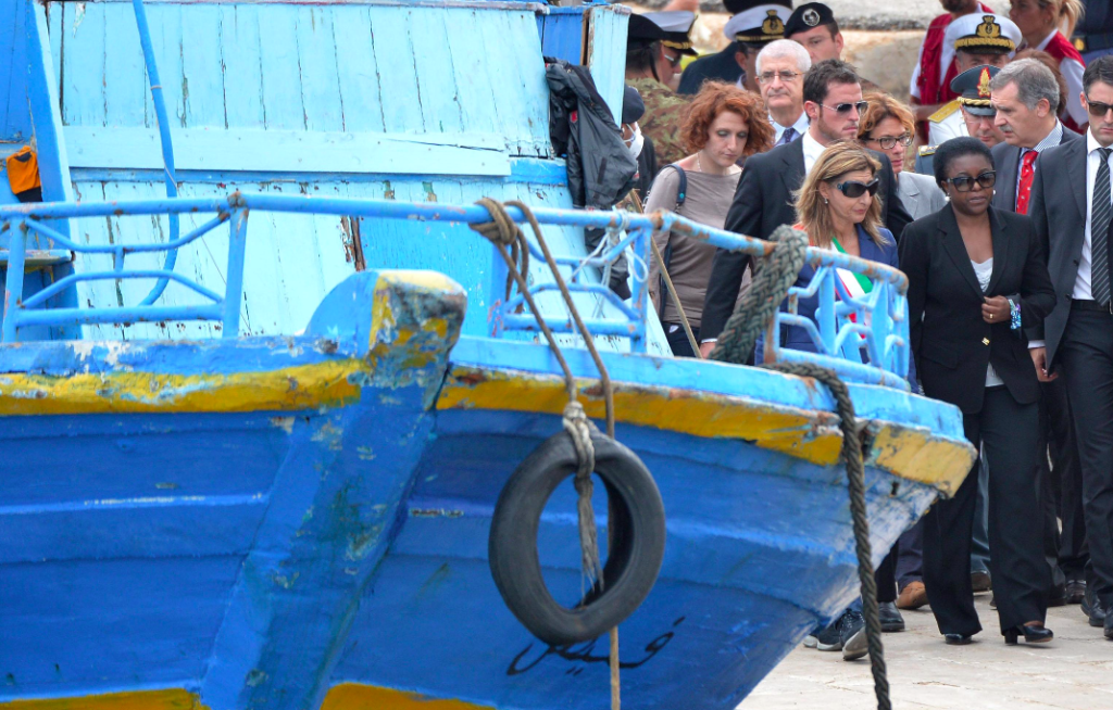 L'allora dell'Integrazione, Cecile Kyenge, a destra, con la sindaco di Lampedusa Giusi Nicolini sul molo per accogliere i corpi delle 16 vittime recuperati dal peschereccio naufragato il 3 ottobre, 6 ottobre 2013. Ansa/Ettore Ferrari