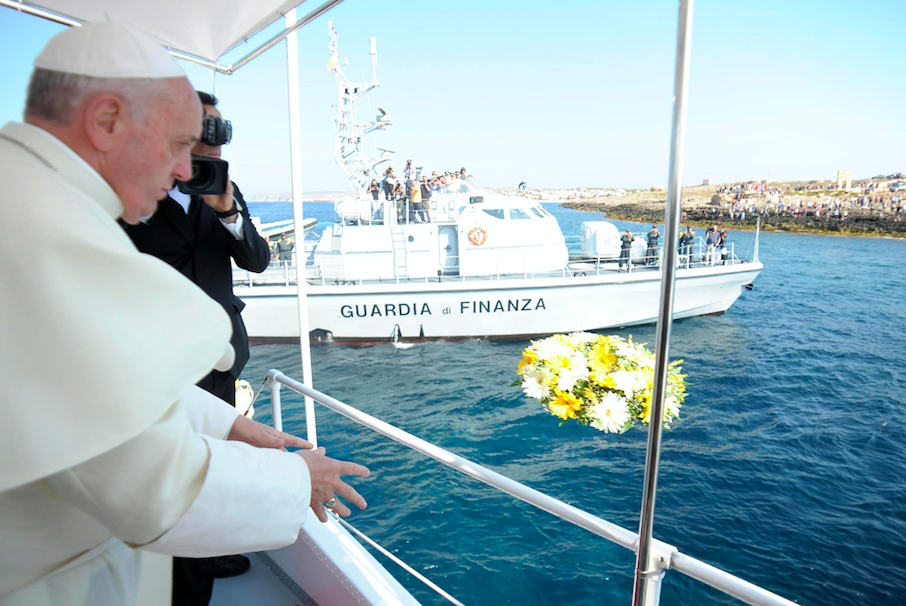 Una foto dell'Osservatore Romano mostra Papa Francesco gettare una corona di fiori nel mare di Lampedusa, approdo di molti migranti in occasione della sua visita nell'isola, 8 luglio 2013. EPA/L'Osservatore Romano