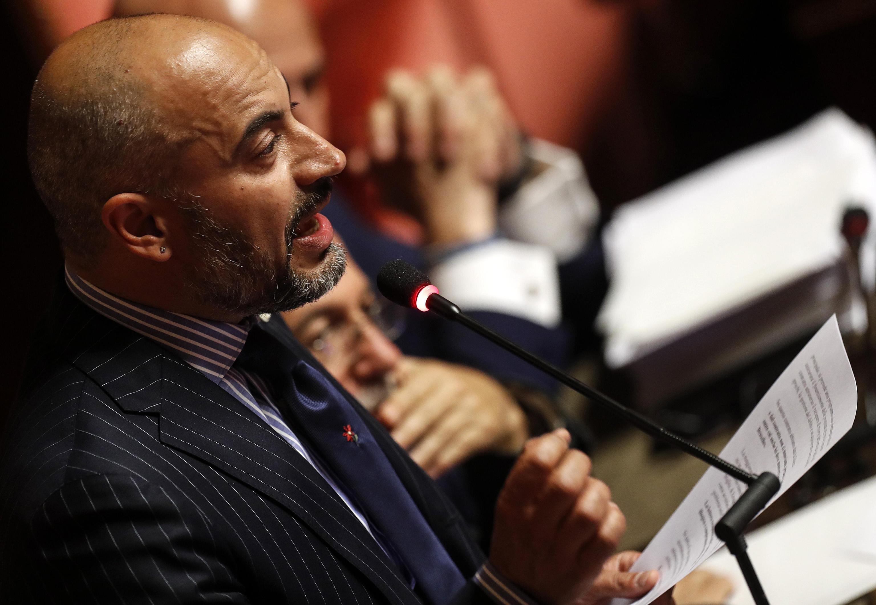 Zuffa Tra Il M5s Paragone E Il Suo Ministro Spadafora Sulla Raggi 