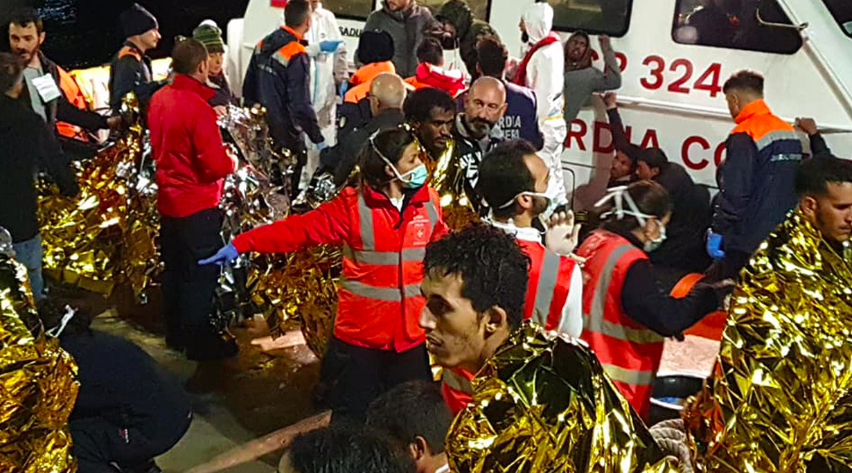 Naufragio Lampedusa, le immagini della Guardia Costiera del salvataggio