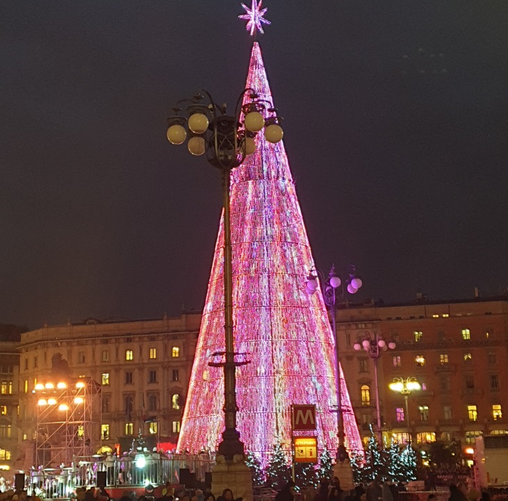 Albero Di Natale Milano.Milano Lo Spettacolo Dell Albero Di Natale Green In Piazza Duomo Illuminato Da 80 Mila Led Il Video Open