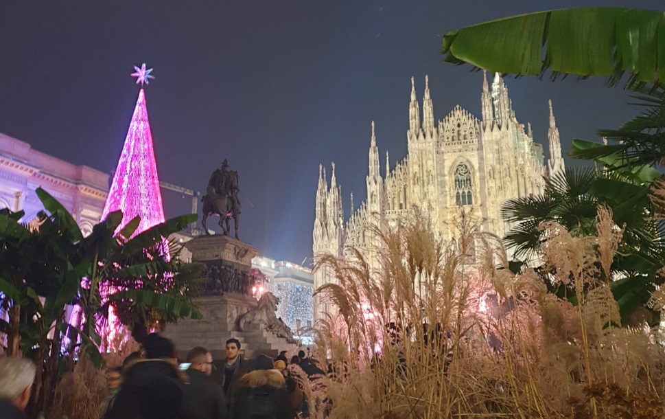 Albero Di Natale Milano.Milano Lo Spettacolo Dell Albero Di Natale Green In Piazza Duomo Illuminato Da 80 Mila Led Il Video Open
