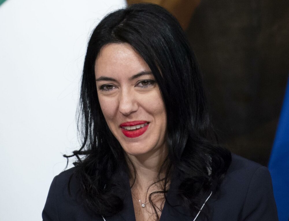 Governo, la tesi copiata della ministra Azzolina: scoppia il caso Governo, la tesi copiata della ministra Azzolina: scoppia il caso