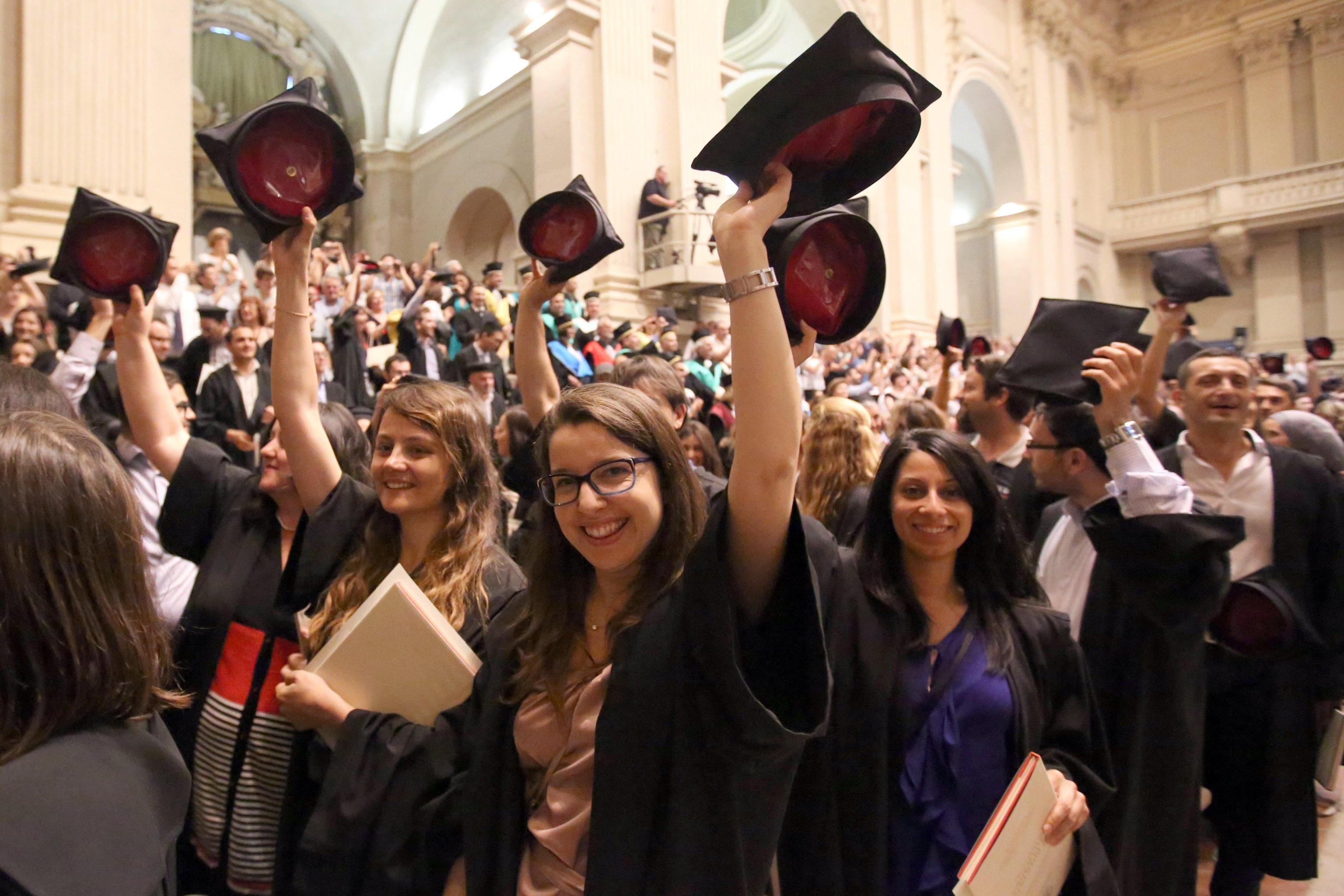 Rapporto AlmaLaurea, i laureati in Lettere più pagati degli psicologi. Resta forte il gender gap Rapporto AlmaLaurea, i laureati in Lettere più pagati degli psicologi. Resta forte il gender gap