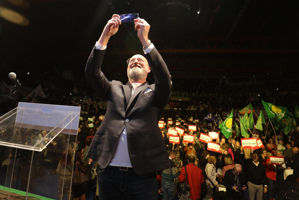 Stefano Bonaccini scatta un selfie con i suoi sostenitori prima del comizio di chiusura della sua campagna elettorale