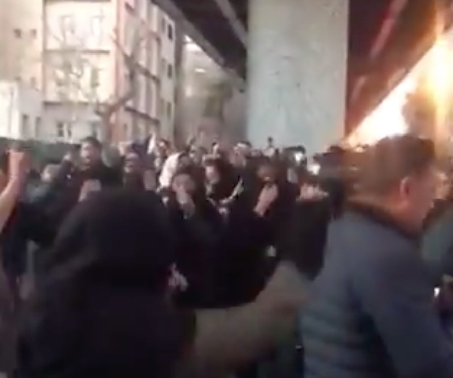 Iran nel caos, la polizia spara sulla folla Iran nel caos, la polizia spara sulla folla