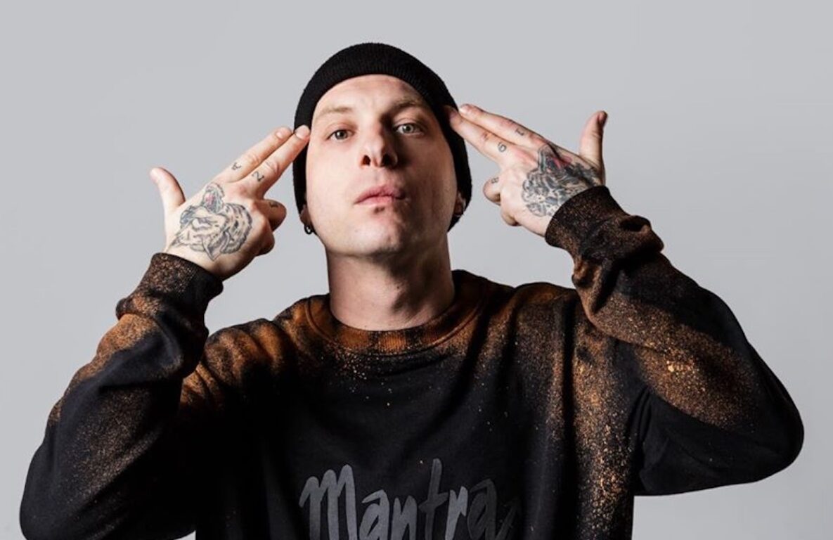 Clementino inneggia alla marijuana durante un concerto e il Comune gli  sospende il cachet - Open