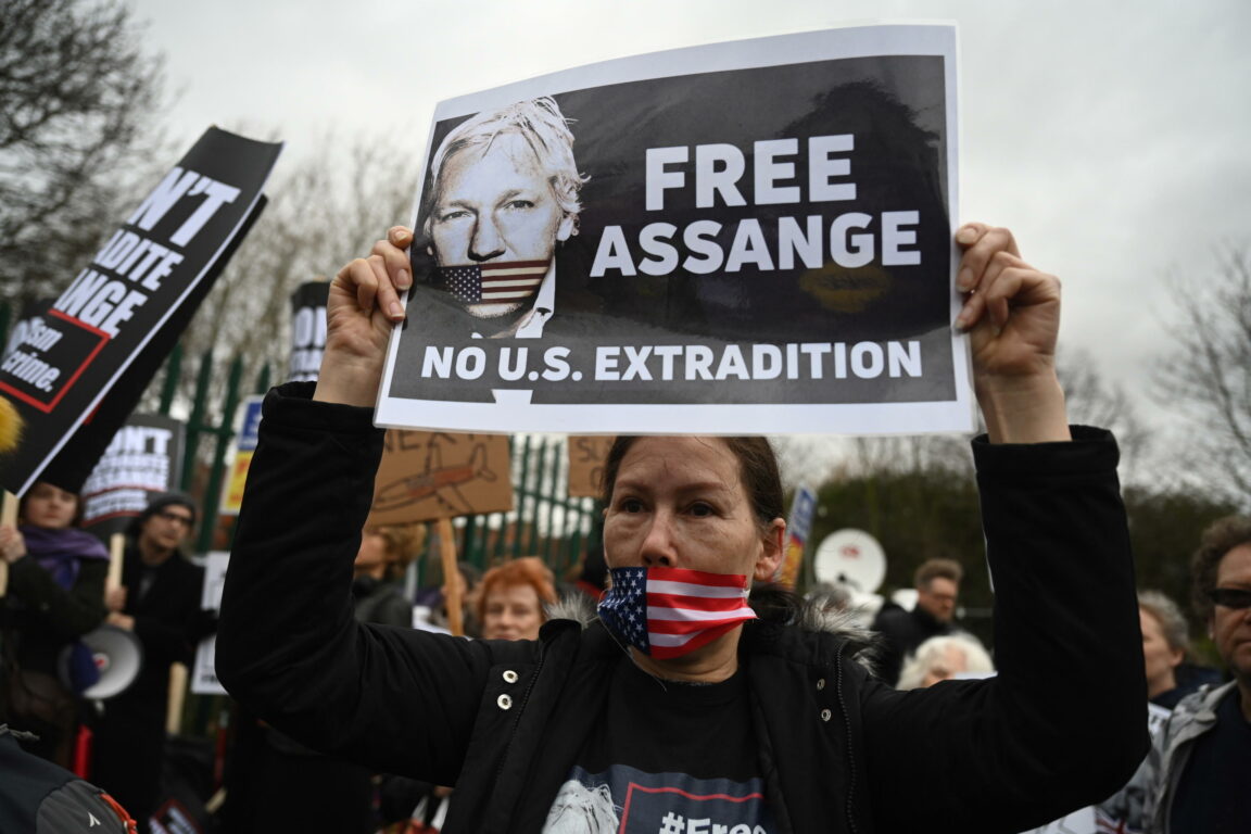 Risultato immagini per decisioni contro  contro Julian Assange  marzo 2020