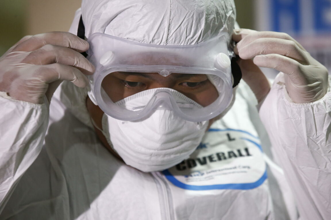 Coronavirus, Burioni: «Andate sereni al ristorante cinese. Le mascherine? Servono solo a chi è malato»