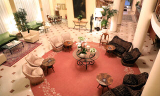 Crollo delle presenze alberghiere Una veduta della hall deserta del Gran Visconti Palace Hotel, Milano 2 Marzo 2020