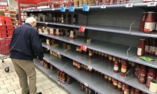 Scaffali vuoti nei supermercati Scaffali vuoti in un supermercato della Coop a Vignate, Milano, 23 febbraio 2020