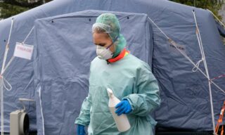 A tutte le infermiere e medici che dalle prime ore di questa emergenza sono in prima linea A tutte le infermiere e medici che dalle prime ore di questa emergenza sono in prima linea