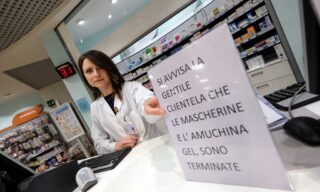 Mascherine e gel Aumichina terminati Farmacia e rivenditori di tutta Italia hanno dovuto affiggere cartelli come questo per segnalare che mascherine e Aumichina non sono disponibili nei propri punti vendita
