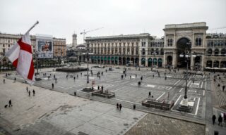 Milano è quasi vuota Piazza Duomo semideserta nella prima domenica di marzo a Milano