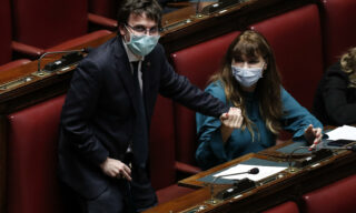 Parlamentari con la mascherina La deputata di Fratelli d'Italia Maria Teresa Baldini insieme al deputato di Forza Italia Matteo Dall'Osso con le mascherine in aula durante la discussione alla Camera sul decreto coronavirus
