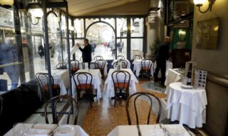 Ristoranti senza clienti Il famoso Ristorante Biffi vuoto nell'orario di pranzo in Galleria Vittorio Emanuele a Milano, 28 febbraio 2020