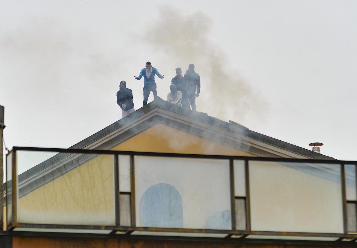 Caos nelle carceri per il coronavirus, 6 morti a Modena per overdose: aperta indagine. Fiamme a San Vittore e Prato. Fuga dei detenuti a Foggia - Open