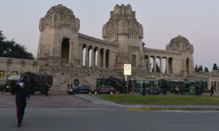 Coronavirus: esercito al cimitero monumentale di Bergamo per smaltire le bare Coronavirus: esercito al cimitero monumentale di Bergamo per smaltire le bare
