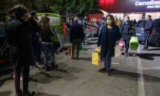 Coronavirus: a Roma code e assalto ai supermercati Coronavirus: a Roma code e assalto ai supermercati
