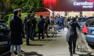 Coronavirus: a Roma code e assalto ai supermercati Coronavirus: a Roma code e assalto ai supermercati