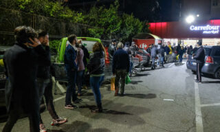 Coronavirus: a Roma code e assalto ai supermercati Coronavirus: a Roma code e assalto ai supermercati