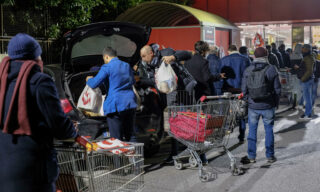 Coronavirus: a Roma code e assalto ai supermercati Coronavirus: a Roma code e assalto ai supermercati