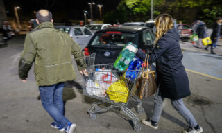 Coronavirus: a Roma code e assalto ai supermercati Coronavirus: a Roma code e assalto ai supermercati