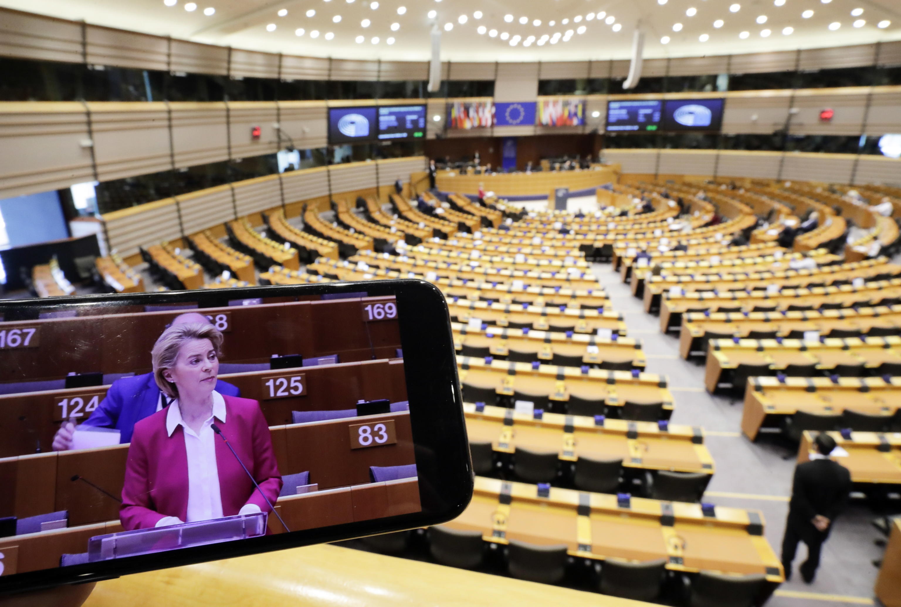 Vaccini, von der Leyen chiama AstraZeneca: «Rispettare i tempi». Per l’Europa gli obiettivi non cambiano, ma la strada è tutta in salita Vaccini, von der Leyen chiama AstraZeneca: «Rispettare i tempi». Per l’Europa gli obiettivi non cambiano, ma la strada è tutta in salita