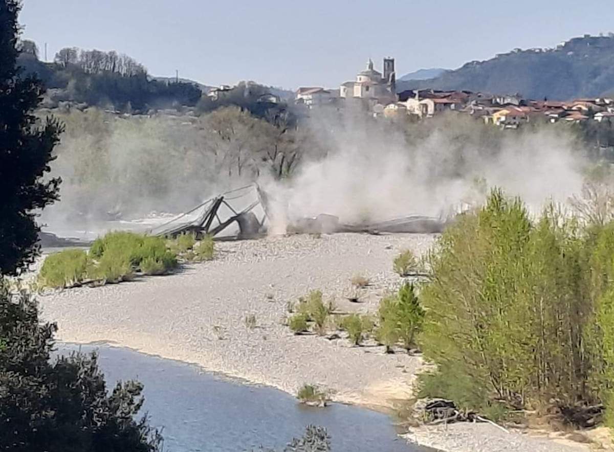 Ponte crollato sul fiume Magra, la procura indaga per disastro colposo Le immagini Open Ponte crollato sul fiume Magra, la procura indaga per disastro colposo Le immagini Open