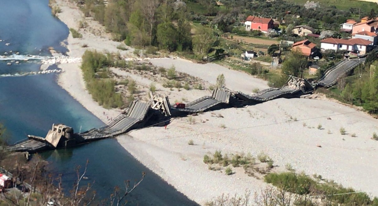 Crolla il ponte sul fiume Magra, a Massa Carrara. Due furgoni ...