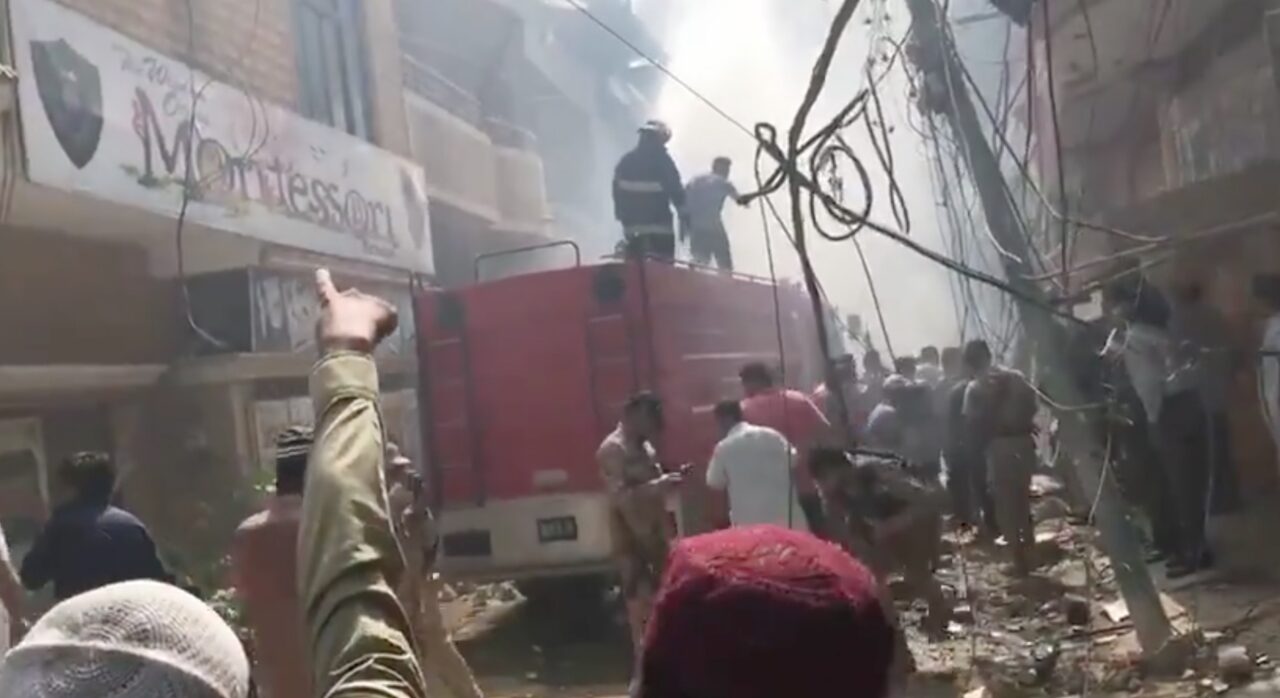 Aereo con 107 persone a bordo cade in una zona residenziale in Pakistan