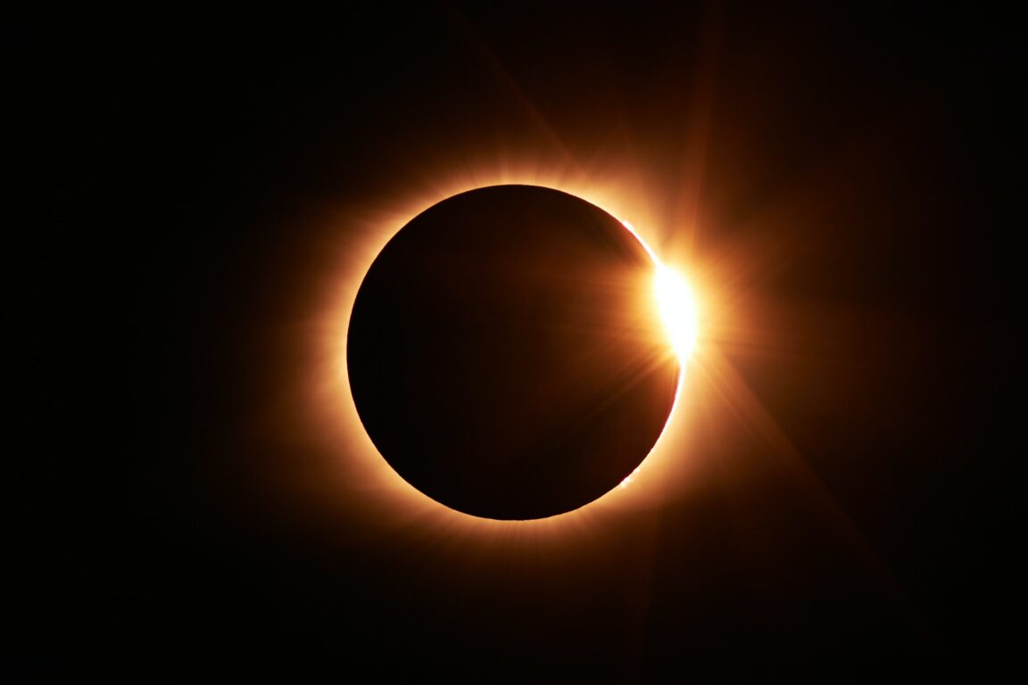 L'eclissi solare che saluta l'arrivo dell'estate ecco quando e come
