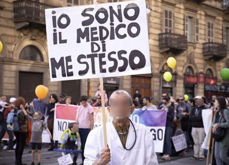 La foto del cartello «Basta scienza» alla manifestazione no vax a Firenze è  vera? Sì! - Open