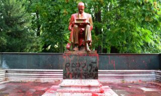 La statua di Montanelli vandalizzata con vernice rossa e insulti La statua di Montanelli vandalizzata con vernice rossa e insulti