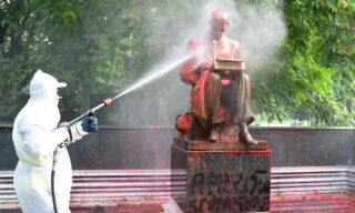 Le operazioni di pulizia sulla statua di Indro Montanelli a Milano Le operazioni di pulizia sulla statua di Indro Montanelli a Milano