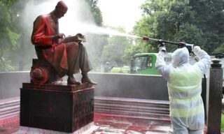 Le operazioni di pulizia sulla statua di Indro Montanelli a Milano Le operazioni di pulizia sulla statua di Indro Montanelli a Milano