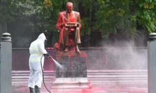 Le operazioni di pulizia sulla statua di Indro Montanelli a Milano Le operazioni di pulizia sulla statua di Indro Montanelli a Milano