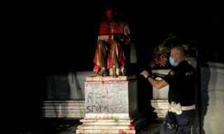 La statua di Montanelli vandalizzata con vernice rossa e insulti ANSA/Mourad Balti Touati