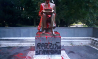 La statua di Montanelli vandalizzata con vernice rossa e insulti ANSA/STRINGER