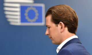 Al termine del primo giorno di vertice anche il cancelliere austriaco Sebastian Kurz aveva mostrato la sua contrarietà alla proposta sul Recovery Fund: 500 miliardi di aiuti a fondo perduto. Vienna in particolare non vuole che si crei «un’Unione dei debiti a lungo termine», aveva dichiarato