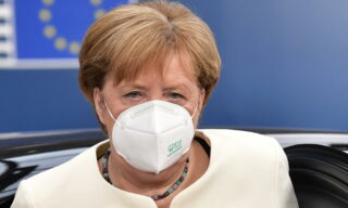Il terzo giorno di trattative è Angela Merkel a sostenere la necessità di un pacchetto corposo di sovvenzioni: «Concordare una parte sostanziale di sovvenzioni è la risposta di cui abbiamo bisogno per una situazione eccezionale»