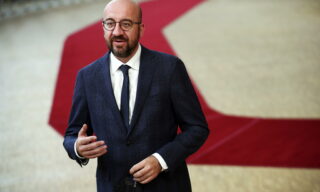 La nuova proposta del presidente del Consiglio europeo Charles Michel trova un compromesso sulla riduzione delle sovvenzioni a 390 miliardi di euro e un aumento dei prestiti a 360. Mentre resta intatto a 750 miliardi di euro l'ammontare complessivo del piano